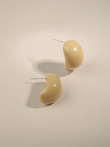 עגילים צמודים בגוון בז׳