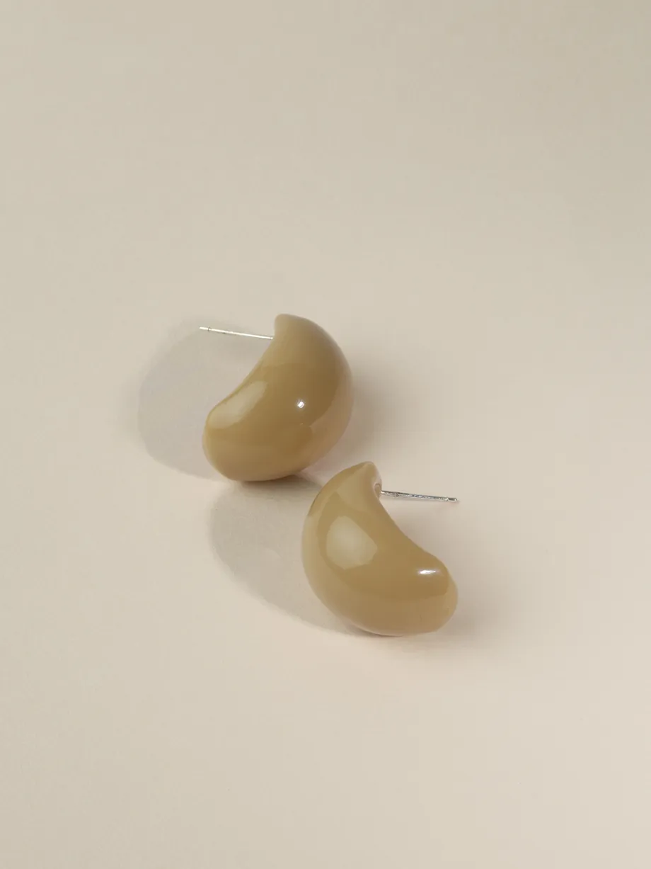עגילים צמודים בגוון בז׳ — תצלום נוסף