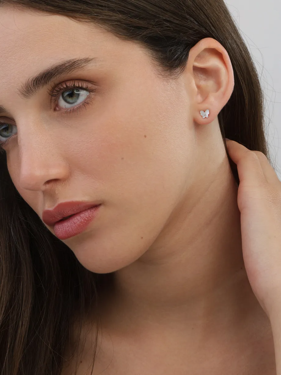 עגילי פרפר צמודים זהב צהוב 14K בשילוב אבן צדך לבנה וזירקוניה שקופה — תצלום נוסף