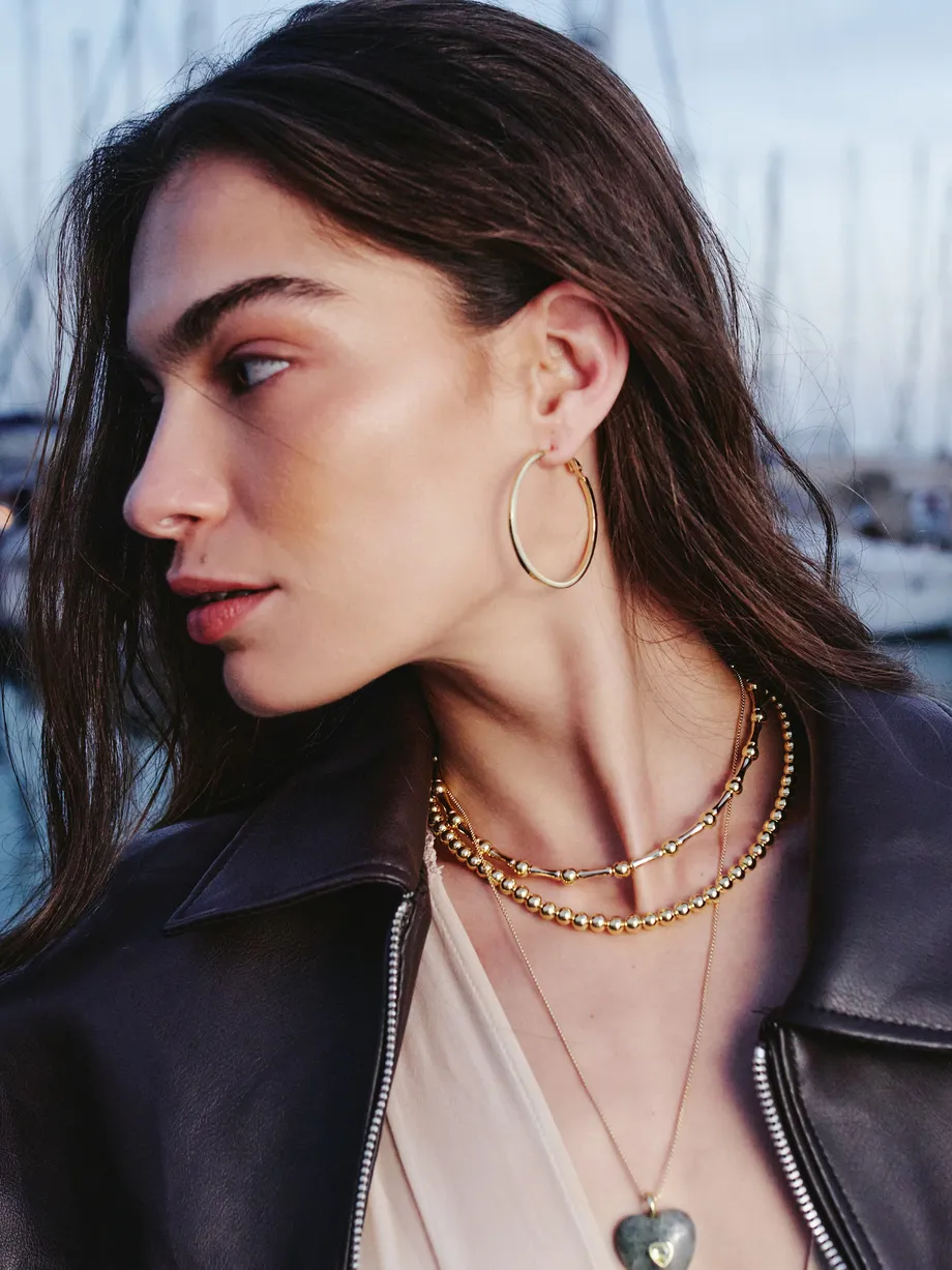 עגילי חישוק ציפוי זהב קוטר 4.3 ס״מ — תצלום נוסף
