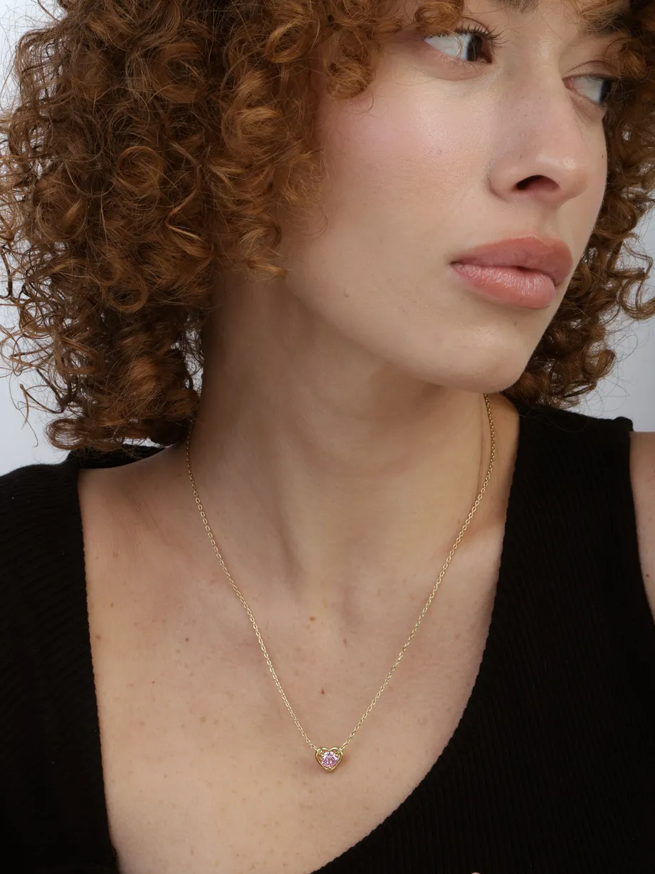 שרשרת תליון לב ציפוי זהב משובצת אבן זירקוניה ורודה — תצלום נוסף