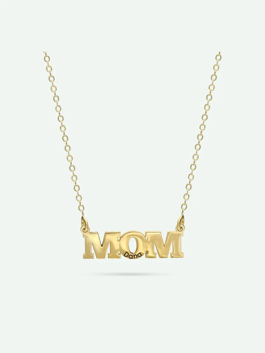 שרשרת ציפוי זהב בשילוב תליון "MOM" עם חריטה אישית — תצלום נוסף